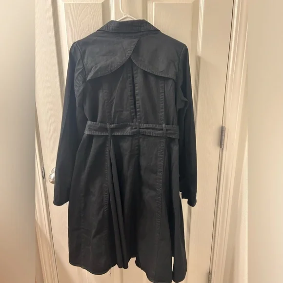 Black trench coat with large white buttons - Picture 4 of 9